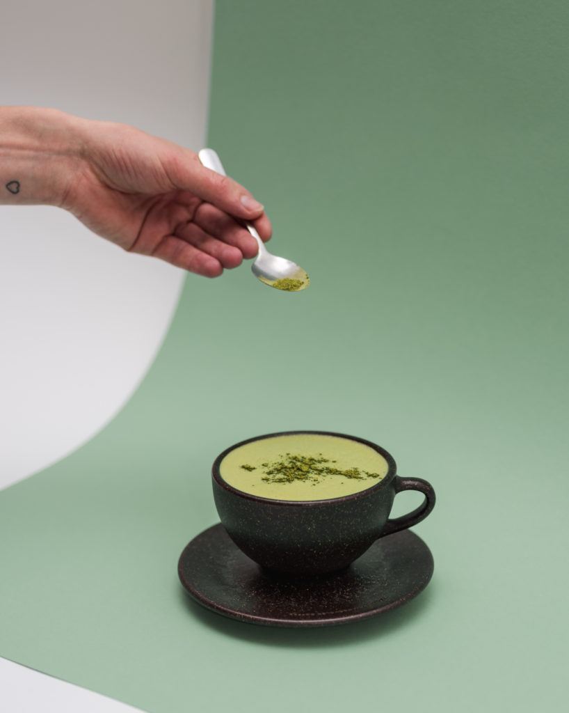 Rezept für einen Coconut Matcha Latte in einem Kaffeeform Latte Cup