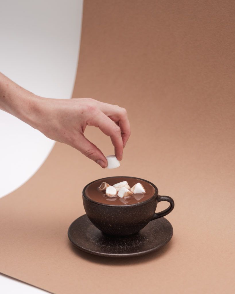 Rezept für eine heiße Schokolade mit Marschmallows in einem Kaffeeform Latte Cup