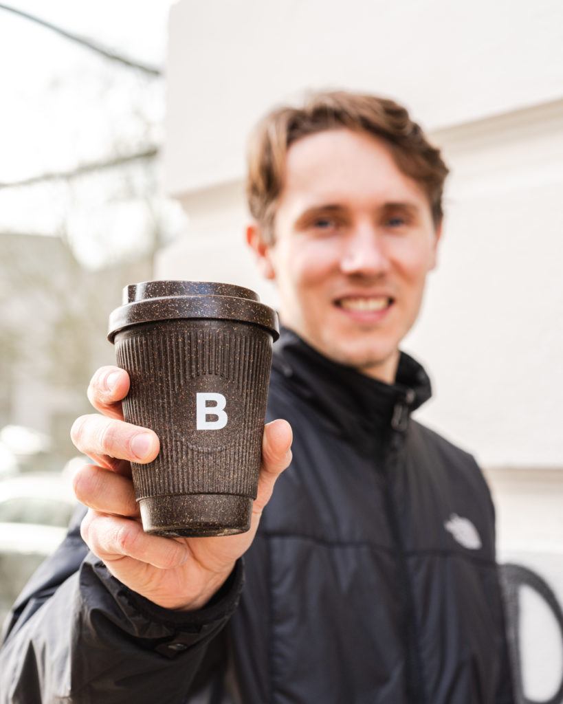 Kaffeeform Gründer Julian Lechner hält den Alphabet Weducer mit dem Buchstaben B