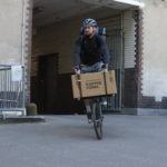 fahrradkurier liefert kaffeeform paket