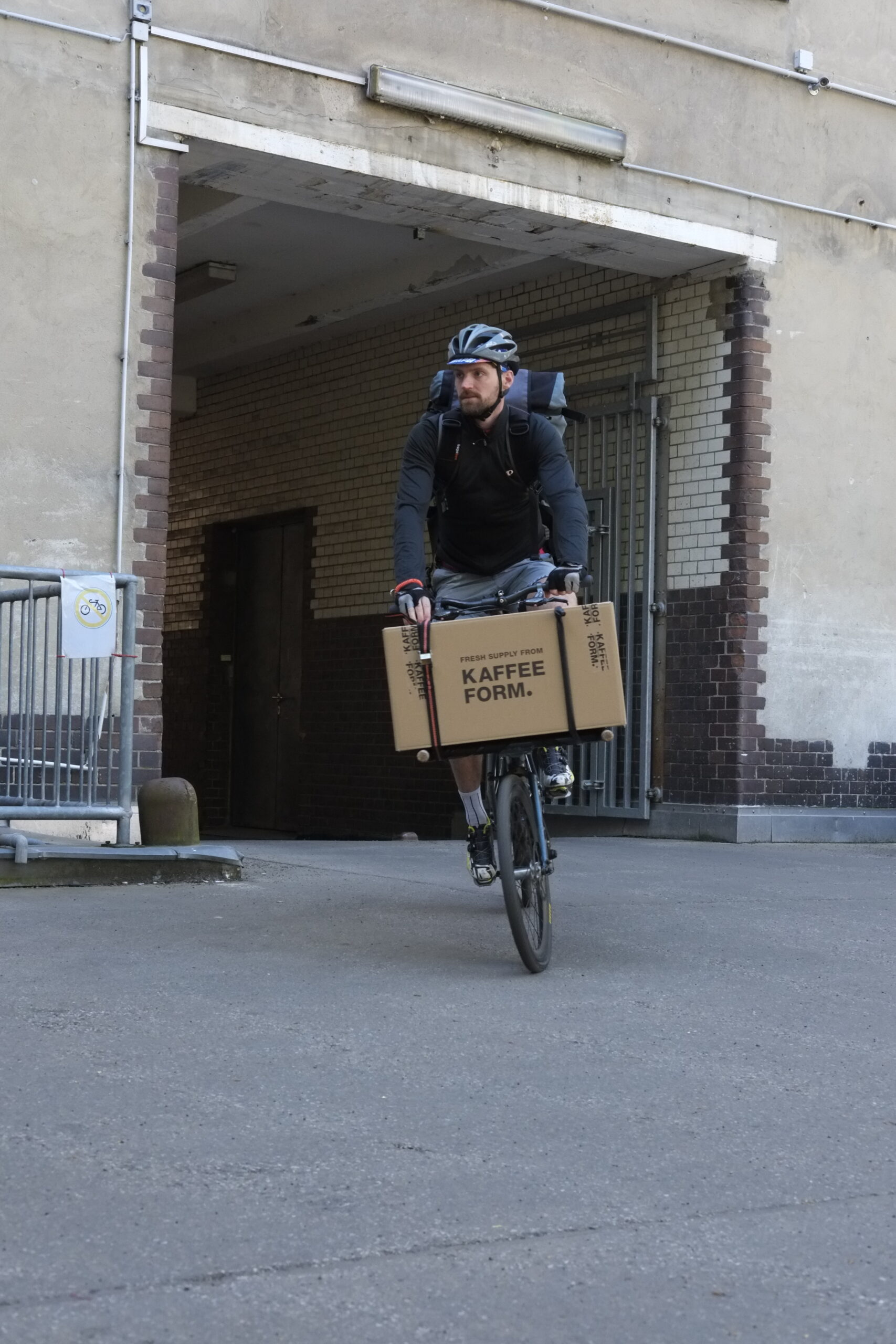 fahrradkurier liefert kaffeeform paket