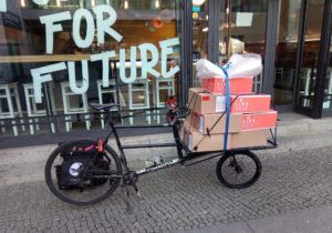 Fahrradkurier mit Paketen