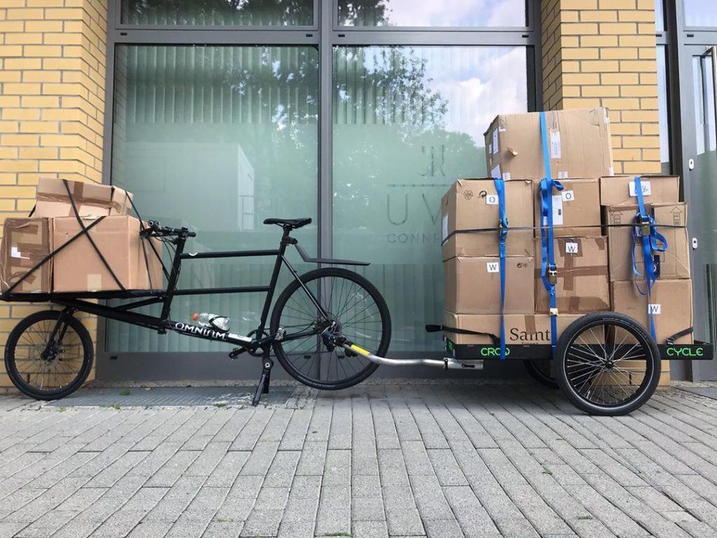 Fahrradkurier mit Paketen