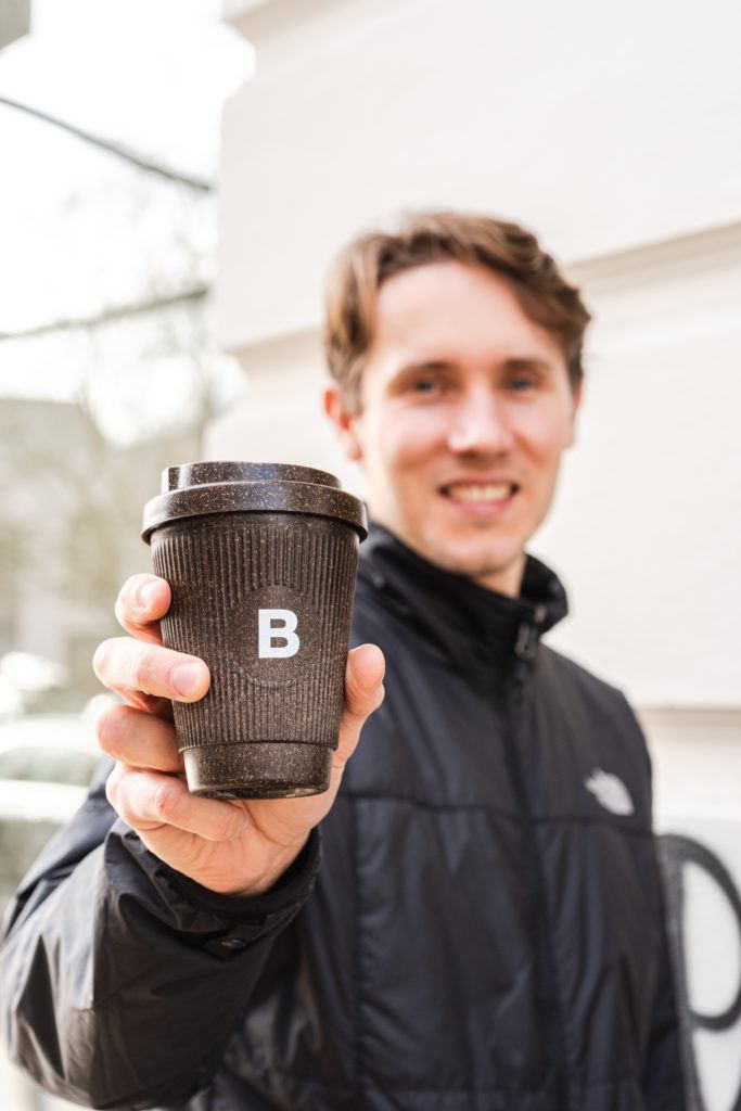 Julian Lechner hält den Kaffeeform Alphabet Weducer mit dem Buchstaben B aufgedruckt