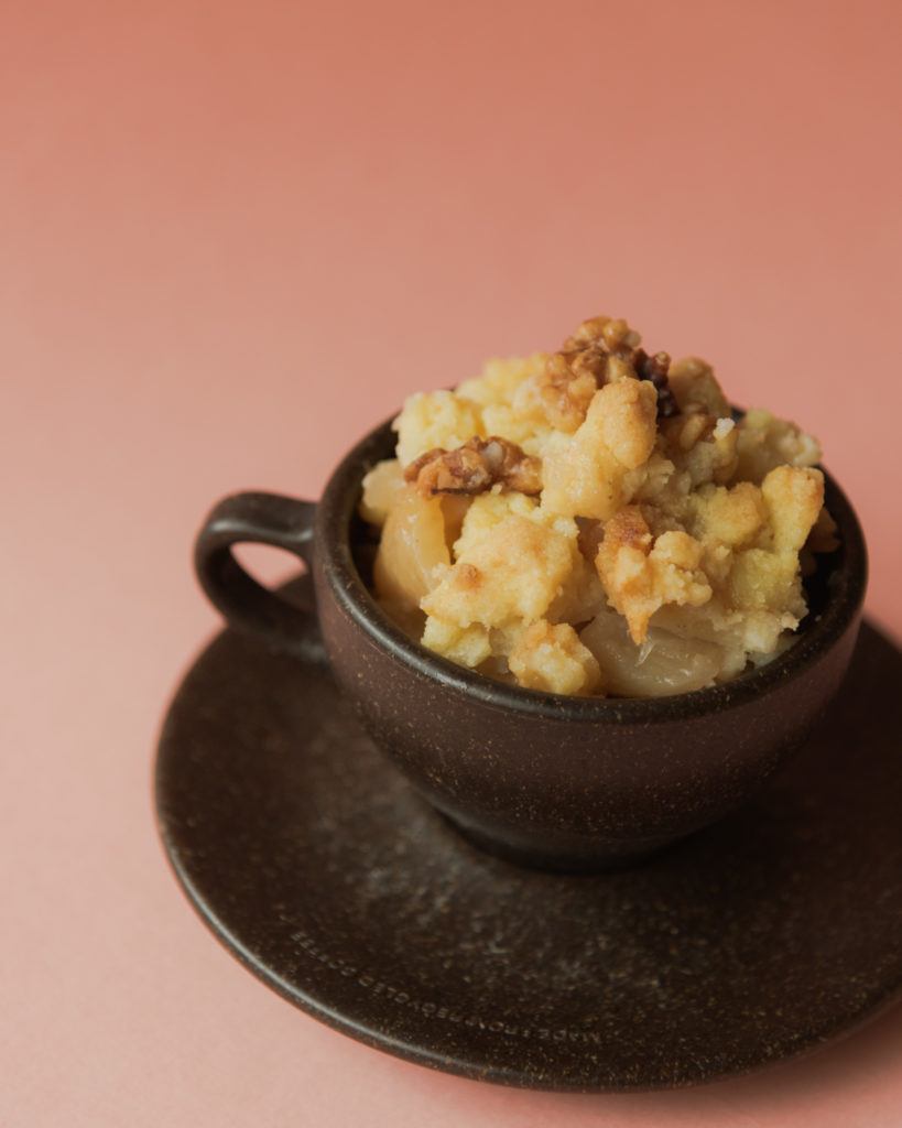 Kaffeeform Cup mit Unterteller gefüllt mit Crumble