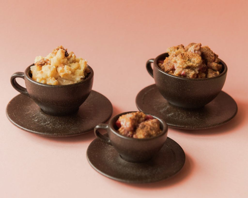 Drei Kaffeeform Cups gefüllt mit Crumble