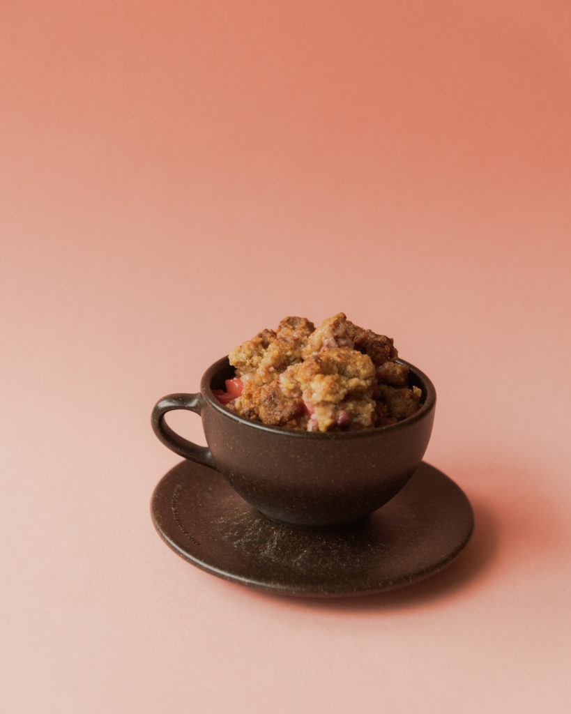 Kaffeeform Cup gefüllt mit Crumble