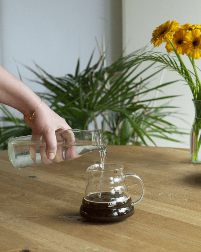 Cold Brew Kaffee Rezept Schritt 2: ein Lister Wasser aufgießen